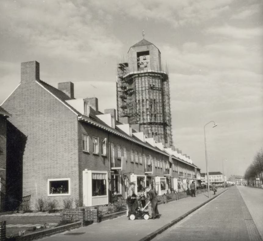 De Poldertoren in Emmeloord kort voor de oplevering in 1959. © Het Flevolands Archief
