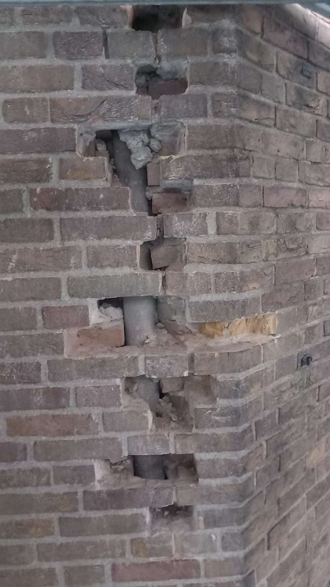 Foto: een van de hoekpunten waar "drainagebuizen" zijn ingemetseld. (c) Berthoo Lammers