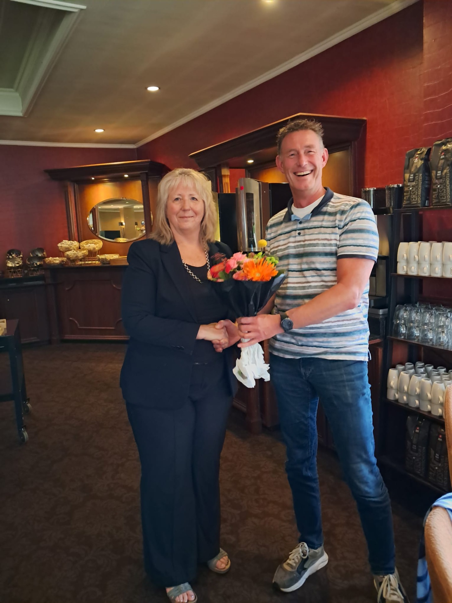 Conny Godefroy ontvangt bloemen van Bert Jan Aling 
