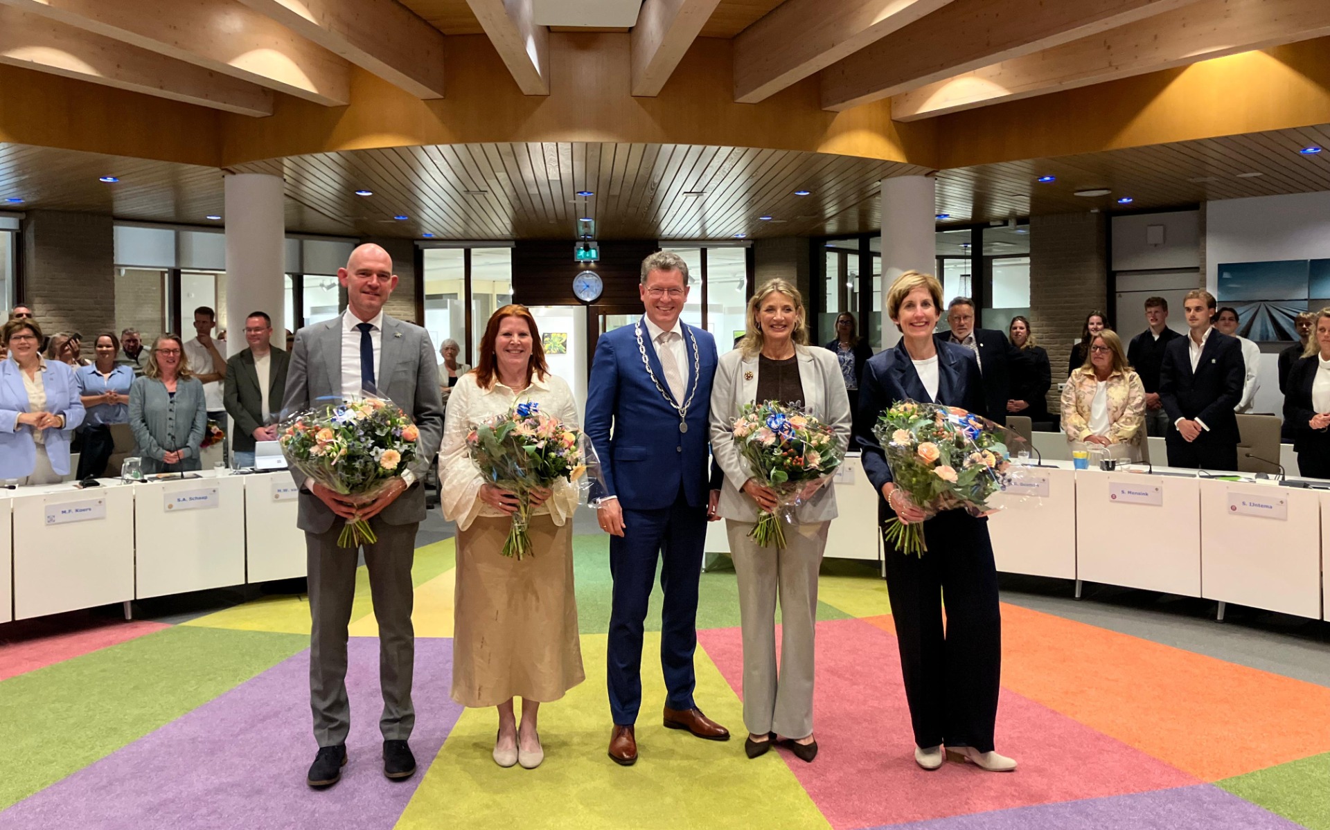 v.l.n.r. Toon van der Steen (PU), Linda Verduin (VVD), Burgemeester Roger de Groot, Marion van den Brink (ONS), Hennie Boogaards (CDA)